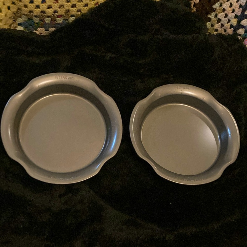 Pyrex deep dish pie pans, set of 2